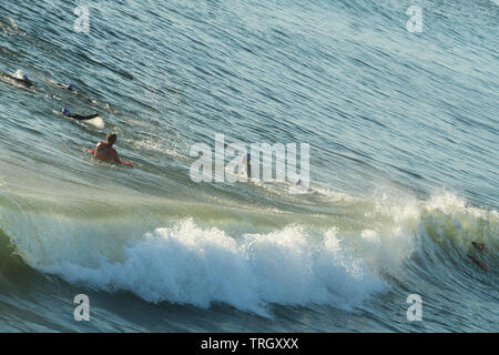 Triatleta concorrenti di nuoto in acque aperte, triathlon, 2019, Ironman 70,3, nuotare, Durban, KwaZulu-Natal, Sud Africa, persone life guard Foto Stock