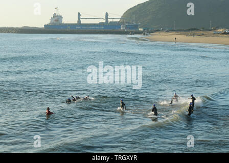 Sport, gruppo di triatleti iniziare nuoto in acqua aperta, triathlon, Ironman 70.3, Durban, KwaZulu-Natal, Sudafrica, persone, spiaggia, paesaggio, nuoto Foto Stock