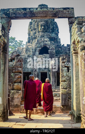 Tre i monaci buddisti immettere il tempio Bayon a Ankor Wat, Siem Reap, Cambogia Foto Stock