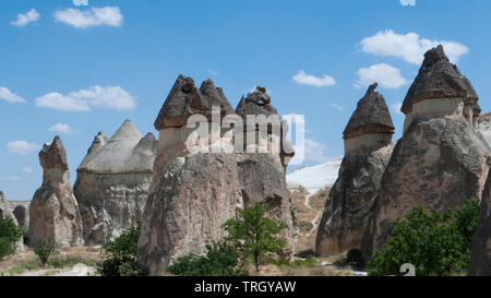 Insediamenti rupestri nella roccia del fungo in Cappadocia, Turchia Foto Stock