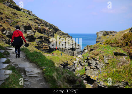 Walkers sulla costa sud ovest percorso tra Boscastle e Tintagel in Cornovaglia, UK. Foto Stock