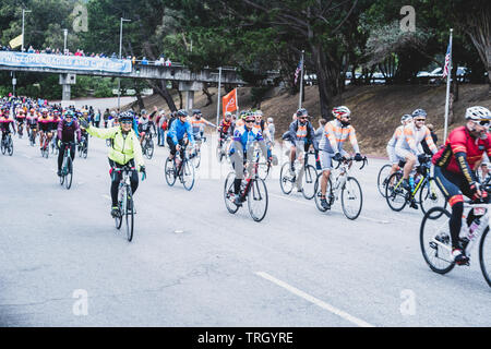 San Francisco, Stati Uniti d'America. 2 Giugno, 2019. I ciclisti con ventole tifo loro su come essi lasciare la mucca Palace all'inizio dell'AIDS/ciclo di vita. Foto Stock