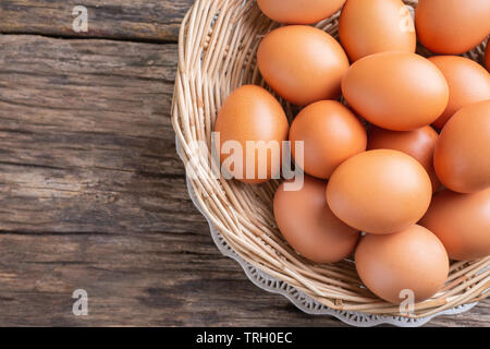 Da vicino le uova di gallina sul tavolo di legno Foto Stock