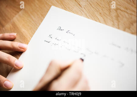 Scrivere la lettera ad un amico. Messa a fuoco selettiva e profondità di campo. Foto Stock