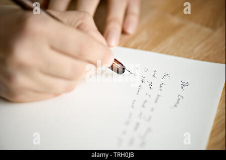 Scrivere la lettera ad un amico. Messa a fuoco selettiva e profondità di campo. Foto Stock