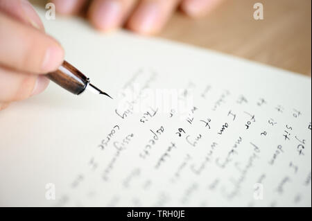 Scrivere la lettera ad un amico. (Parole mie) Foto Stock