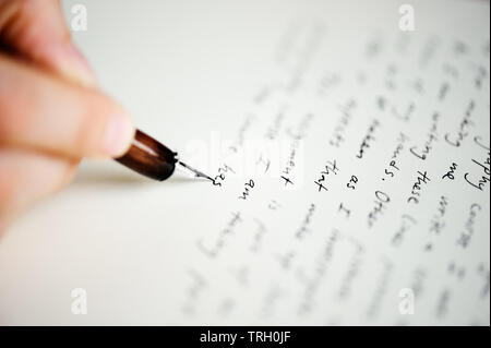 Scrivere la lettera ad un amico. Messa a fuoco selettiva e profondità di campo. Foto Stock