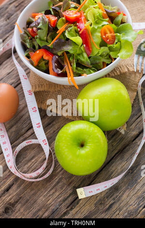 La dieta, mangiare sano, cibo e pesare il concetto di perdita Foto Stock