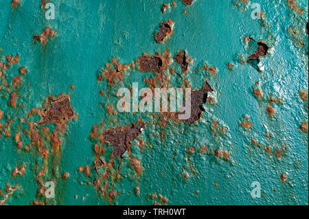 Un arrugginimento sportello in acciaio ha bisogno di alcuni lavori Foto Stock