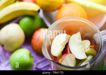 Frullato di frutta / frutta fresca fetta nel frullatore per preparare succhi sani summer ingredienti in cucina Foto Stock