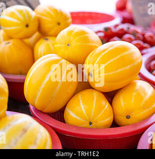 Deliziosa striscia coreano melone giallo frutta cibo in rosso cesto in plastica al mercato della tradizione pomeriggio, Seoul, Corea del Sud, harvest concetto, vicino. Foto Stock