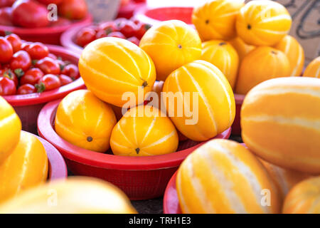 Deliziosa striscia coreano melone giallo frutta cibo in rosso cesto in plastica al mercato della tradizione pomeriggio, Seoul, Corea del Sud, harvest concetto, vicino. Foto Stock