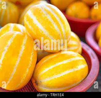 Deliziosa striscia coreano melone giallo frutta cibo in rosso cesto in plastica al mercato della tradizione pomeriggio, Seoul, Corea del Sud, harvest concetto, vicino. Foto Stock