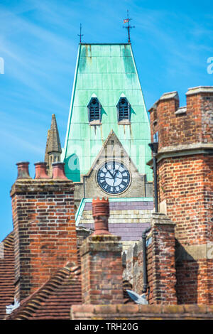 Tetti di Abbey House la Guildhall in background, Winchester, Hampshire, Inghilterra, Regno Unito Foto Stock