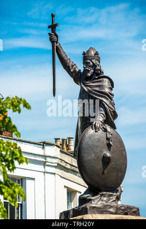 Re Alfredo il Grande statua in Hampshire città di Winchester, Anglo della capitale sassone del Wessex, Inghilterra. Foto Stock