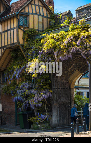 Tudor la struttura di legno edificio accanto al Priory Gate, Cattedrale vicino, Winchester, Hampshire, Inghilterra, Regno Unito Foto Stock