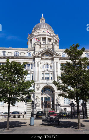 L'entrata ovest del porto di Liverpool edificio, Liverpool. La costruzione è uno dei "Tre Grazie' su Liverpool è Pier Head. Essa è stata completata Foto Stock