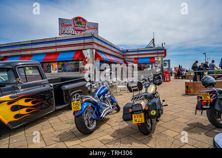 Classic American pick up truck e una Harley Davidson Moto parcheggiate fuori in stile americano su Great Yarmouth lungomare Foto Stock