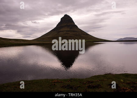 La riflessione della montagna Kirkjufell, uno di Islanda iconico tourisitic destinazioni, nel buio, la luce del tramonto. Snaefellsnes peninsula, Islanda Foto Stock