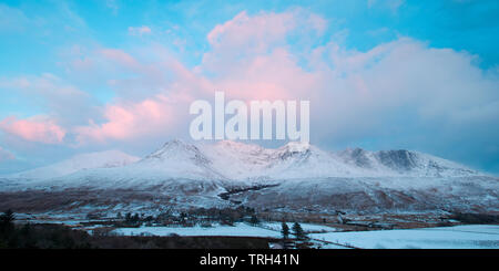 Cuillin montagne in inverno da Glen fragile, Isola di Skye Foto Stock