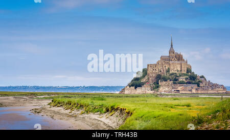 Vista panoramica di Le Mont Saint Michel castello sulla scogliera, turistica migliore destinazione di viaggio in Normandia, Francia, Europa Foto Stock