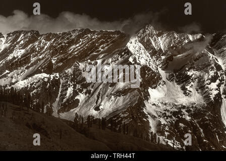 Un close-up BW vista di snow-capped Pir Panjal gamma dell'Himalaya durante un viaggio da Manali a Rohtang Pass Foto Stock