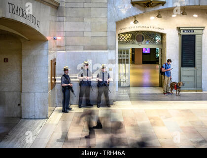 New York, Stati Uniti d'America, 21 maggio 2019. Armate pesantemente i membri del New York Polizia di Stato, Guardia come i viaggiatori in transito nella città di New York's Grand Central sta Foto Stock