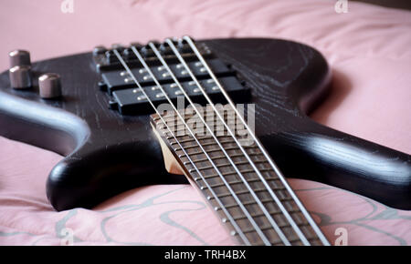 5 corde Black Bass Guitar Foto Stock