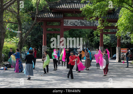 La gente ballare nel parco Huanhua per esercizio e tempo libero a Chengdu Sichuan, Cina Foto Stock