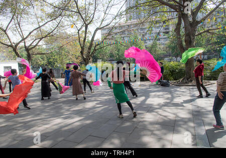 La gente ballare nel parco Huanhua per esercizio e tempo libero a Chengdu Sichuan, Cina Foto Stock