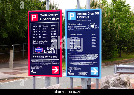 Il segno che mostra il parcheggio auto le tasse presso l'Aeroporto John Lennon di Liverpool Regno Unito Foto Stock