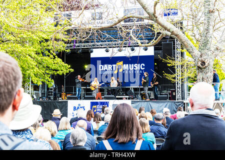 Dart music festival Dartmouth, Devon, Regno Unito, Inghilterra, stadio di musica, gruppo sul palco, concerto, gigging, festival, stadio stadio all'aperto, banda sul palco, Dartmouth Foto Stock