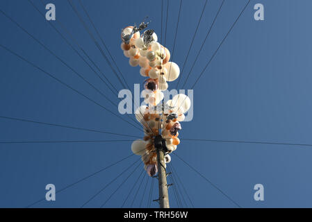 Palloni catturati in cavi telefonici Foto Stock