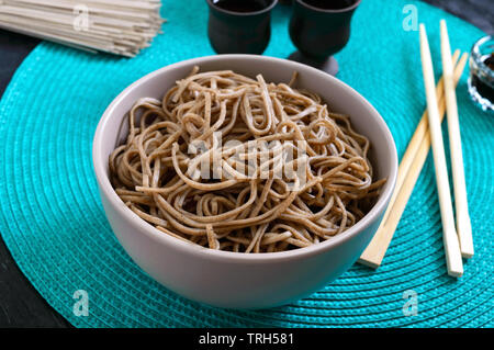 Soba freddo (Tagliatelle di grano saraceno) con salsa di sesamo e. Il cibo giapponese. Tradizionale cucina asiatica - Tagliatelle di farina di grano saraceno. Foto Stock