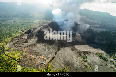 Vista aerea del fumo Mt vulcano Yasur che è stata sta scoppiando per centinaia di anni, dell'Isola di Tanna, Vanuatu Foto Stock