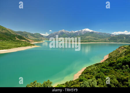 Il paesaggio del lago e le montagne di Ugam - Chatkal National Park, meta di vacanza di escursionismo e avventura-sport situato vicino a Tashkent, Foto Stock