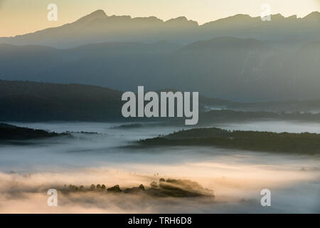 La nebbia che giace sul Vercors altopiano all'alba da Col de Chaux al di sopra di Vassieux, Drôme, Francia Foto Stock