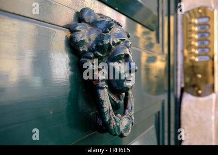 Porta ornati battenti fotografato in Catania, Sicilia, Italia Foto Stock