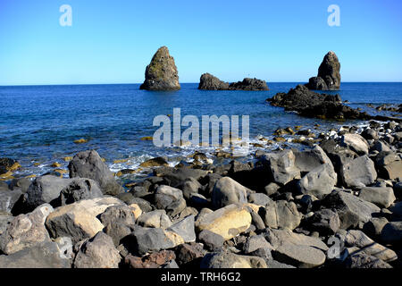 Seascape di ciclopica Isles, Aci Trezza, Aci Castello, Provincia di Catania, Sicilia, Italia Foto Stock