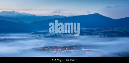 La nebbia che giace sul Vercors altopiano Vassieux intorno all'alba, Drôme, Francia Foto Stock