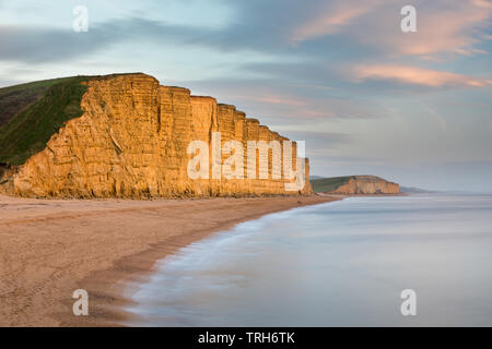 Oriente scogliere, West Bay al crepuscolo, Jurassic Coast, Dorset, England, Regno Unito Foto Stock