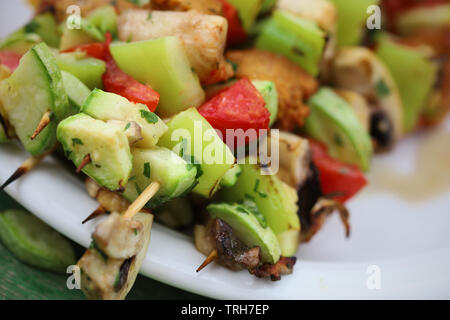 Vegano vegetali spiedini con seitan, funghi, zucchine, pomodori e peperoni Foto Stock
