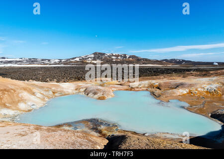 Il active Leirhnjúkur area geotermica, vicino a Myvatn in Islanda NE. Sullo sfondo la luna sorge sopra il vulcano Krafla Foto Stock