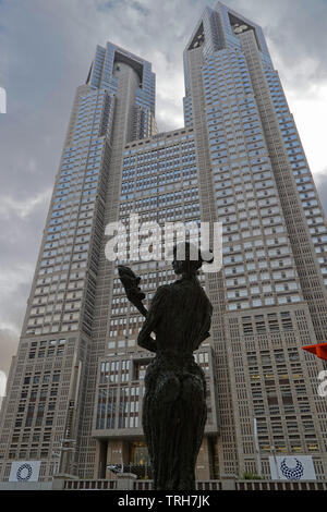 TOKYO, Giappone, 13 Maggio 2019 : il Governo Metropolitano di edificio. La maggiore area di Tokyo si è classificato come la più popolosa area metropolitana del mondo. Foto Stock