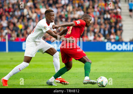 Il Portogallo player William Carvalho (R) è visto in azione durante la partita per la UEFA Nazioni League finali al Dragon Stadium il 5 giugno, 2019 a Porto, Portogallo. ( Il punteggio finale; Portogallo 3:1 Svizzera ) Foto Stock