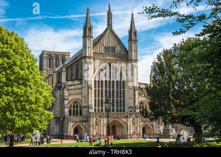 La Cattedrale di Winchester visto dalla cattedrale verde. Winchester. Hampshire. In Inghilterra. Regno Unito. Foto Stock