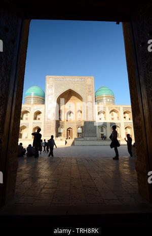 Vista incorniciata di Mir-i-Arab madrasa. Bukhara. Uzbekistan Foto Stock