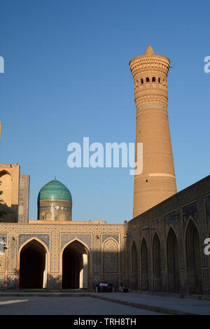 Minareto Kalon vista da Kalan moschea. Bukhara. Uzbekistan Foto Stock