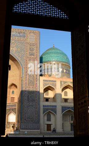 Vista incorniciata di Mir-i-madrasah araba. Bukhara. Uzbekistan Foto Stock