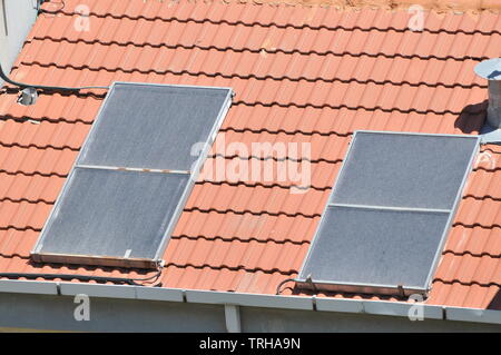 Calorifero di Acqua Solare collezionisti su un tetto. Fotografato a Haifa, Israele Foto Stock